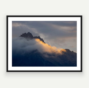 Walter Peak sunbeam is Queenstown's Walter Peak that can be seen from all over Queenstown. Cloudy sunset on Mountain top Lake Wakatipu, New Zealand. 
